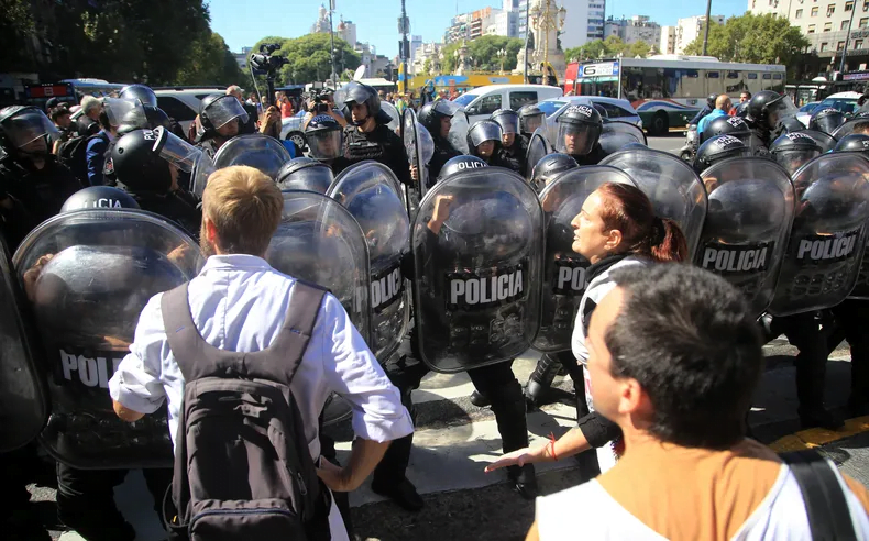 Los docentes que se manifestaron salieron heridos tras la represión de la policía