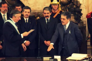 Néstor Kirchner tomando la jura de Julio De Vido como ministro. Imagen de uso libre.
