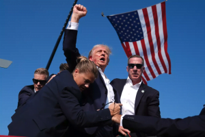 Donald Trump despues de sufrir un atentado en un acto de campaña. Imagen: Los Ángeles Times