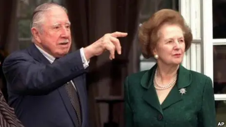 Pinochet junto a la ex primer ministra británica Margaret Thatcher. Imagen: AP.