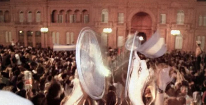 Cacerolazo contra el gobierno de De La Rúa, 19 de diciembre de 2001. Imagen: buscamos crédito de la foto.
