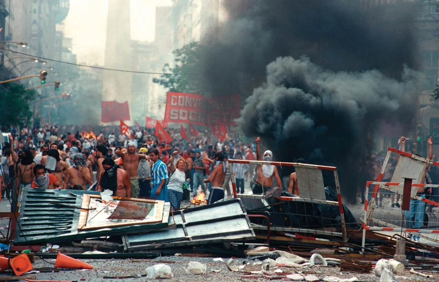 Barricada sobre Diagonal Norte, armada con restos del obrador de la estación Catedral del Subte. Imagen: Guillermo Rodriguez Adami.