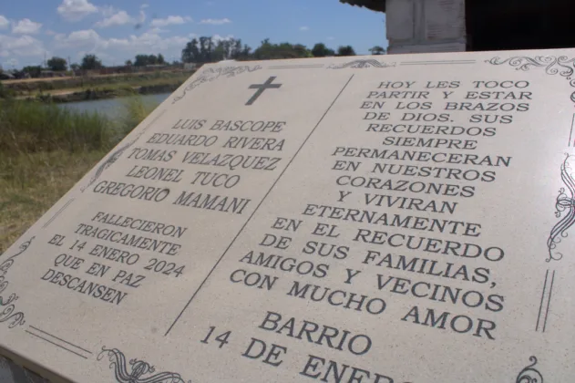 Mármol con los nombres de las victimas.