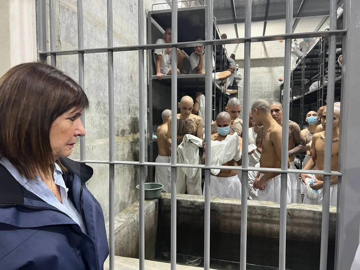 La Ministra de Seguridad, Patricia Bullrich recorrió el centro penitenciario más grande del continente en El Salvador.