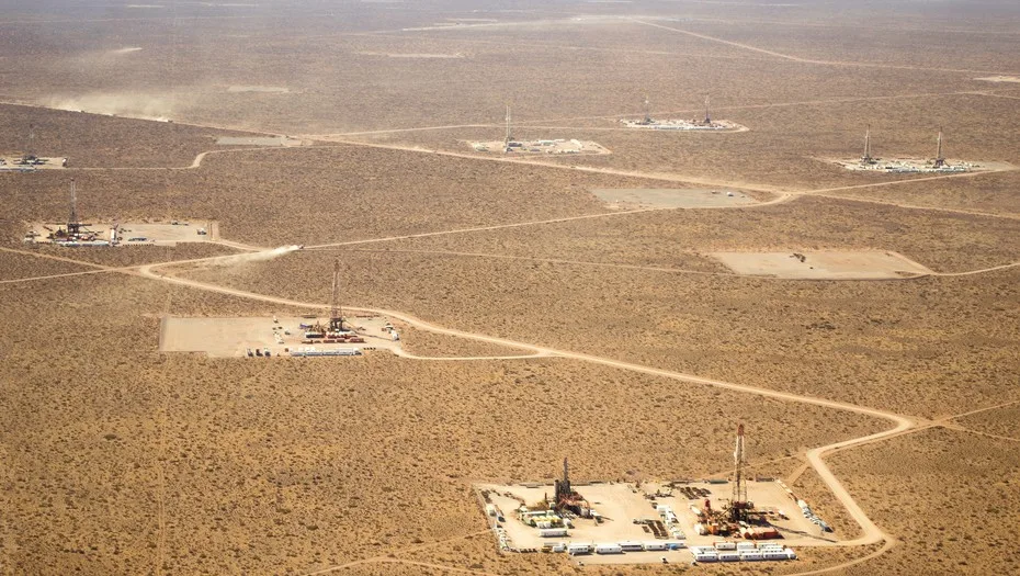 Vaca Muerta es una formación geológica ubicada en la provincia de Neuquén, en la Patagonia argentina. Es una de las mayores reservas de petróleo y gas no convencional del mundo. Eso significa que los hidrocarburos están atrapados en la roca madre, por lo que se requiere un proceso de fracking para extraerlos. Foto: Presidencia.
