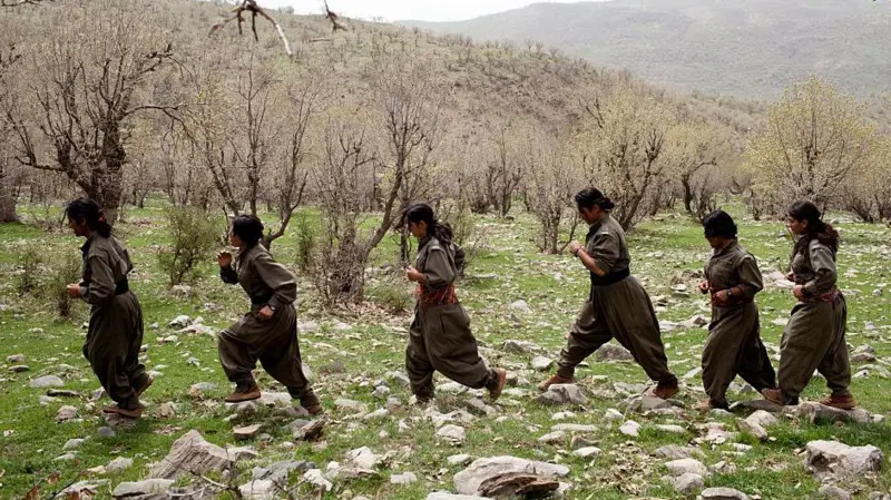 Miembros armadas femeninas del PJAK, fotografiadas durante un entrenamiento en el año 2012 en las montañas de Kandil, en el norte de Irak. Crédito: CORBIS/SEBASTIAN MEYER.