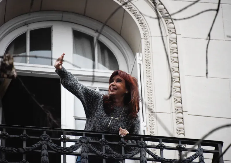 ¿Es bueno o malo ser peronista? | Ornitorrinco Cristina Fernández asomada a su balcón saluda a la militancia. Crédito Marina Espeche