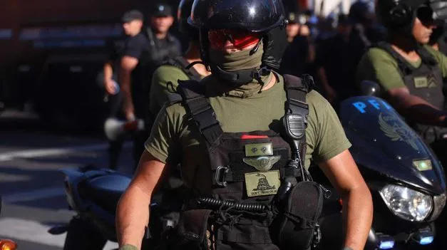 El régimen a los pies del régimen | Ornitorrinco Efectivo de Gendarmería Nacional acatando el protocolo antipiquete dispuesto por la ministra de Seguridad, Patricia Bullrich. Crédito: Ignacio Petunchi