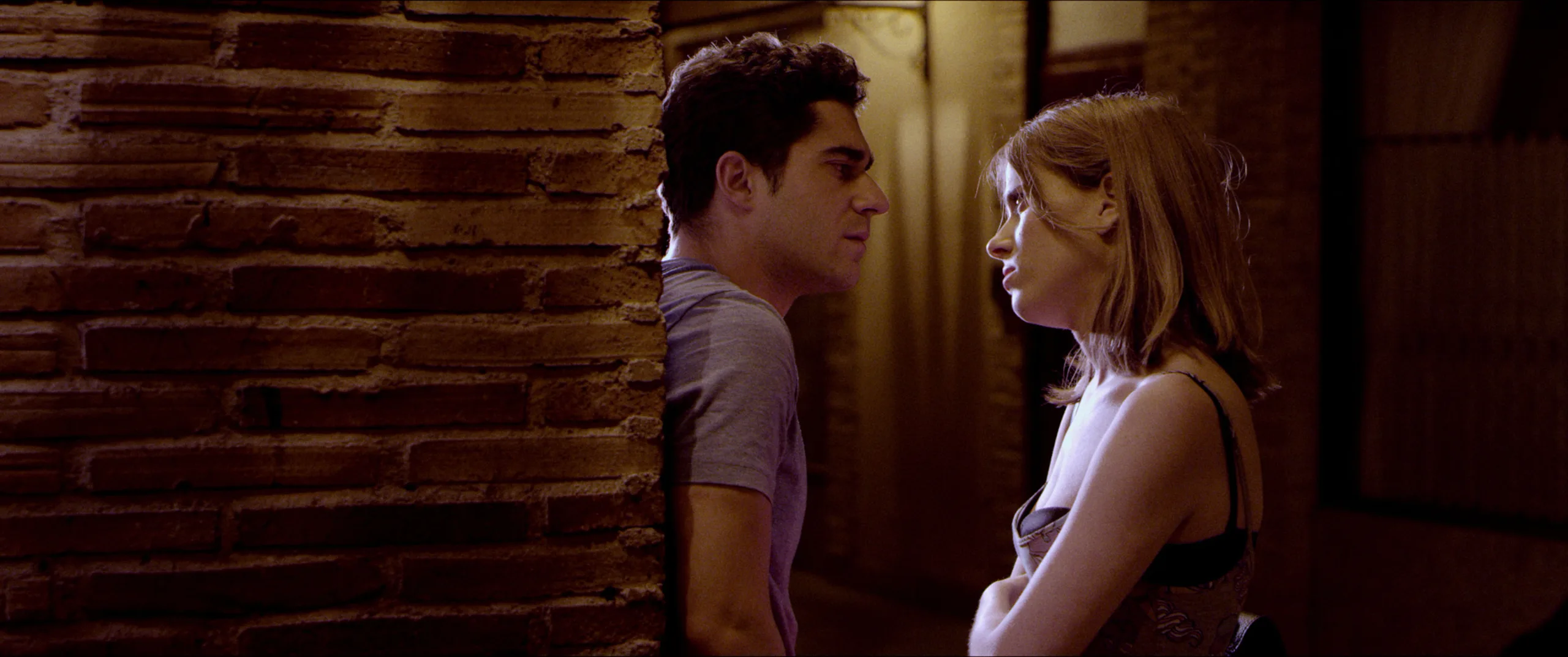 De Tinder y un par de millennials | Ornitorrinco Escena de Amor Tóxico (2015), dirigida por Norberto Ramos Del Val