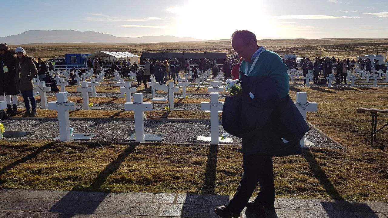 Personas visitando a sus familiares en el cementerio Darwin de las Islas Malvinas. Crédito: Prensa EAAF