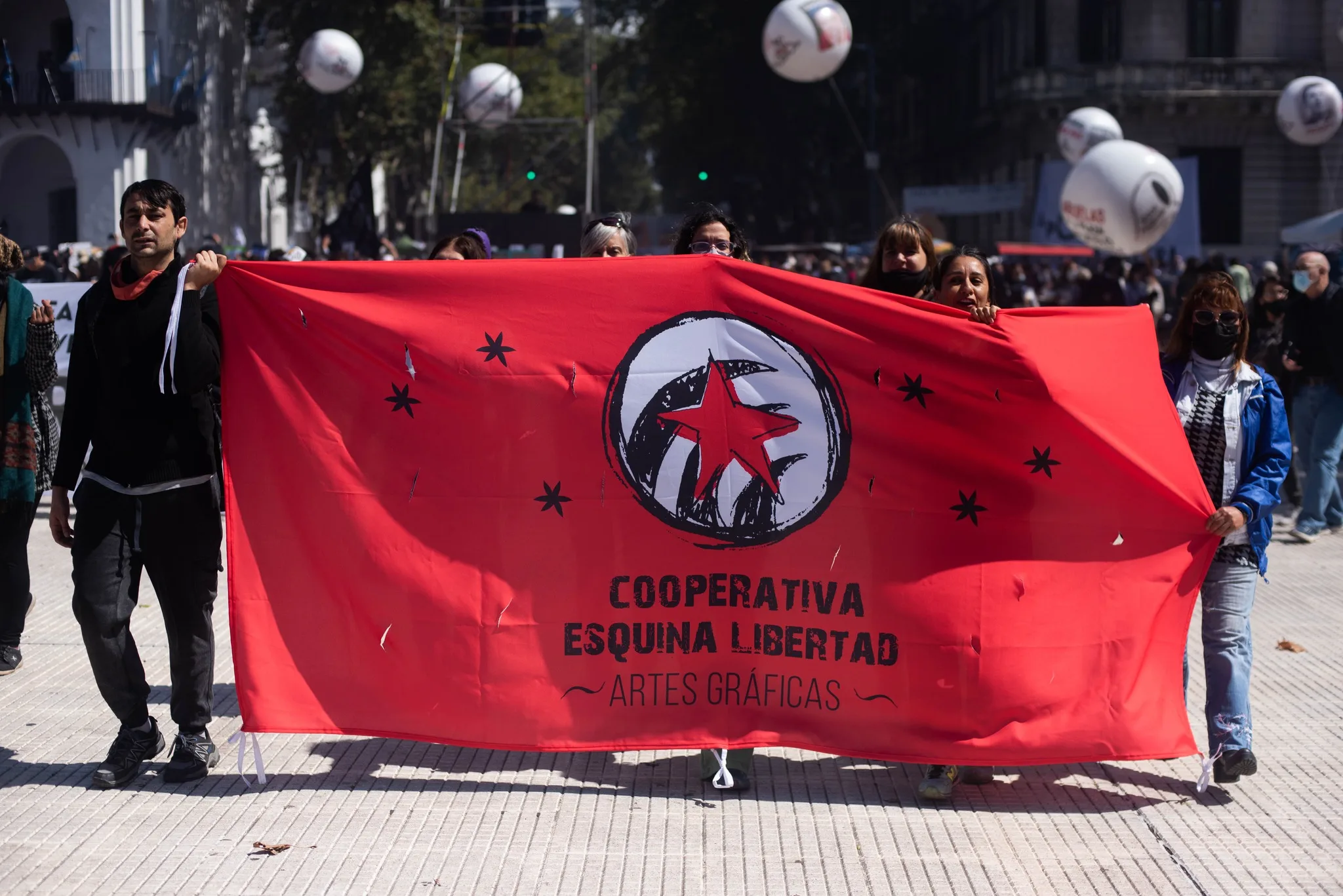 Esquina Libertad: 15 años construyendo puentes | Ornitorrinco Esquina Libertad dice presente en la marcha por el Día Nacional de la Memoria por la Verdad y la Justicia.(marzo 2022) Foto: cuenta de Facebook, Esquina Libertad.