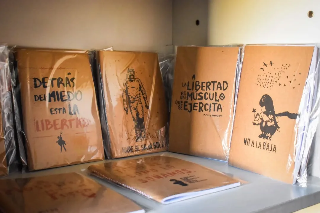 Esquina Libertad: 15 años construyendo puentes | Ornitorrinco Cuadernos a la venta que fábrican en la cooperativa. Foto: Facebook, cuenta Esquina Libertad.