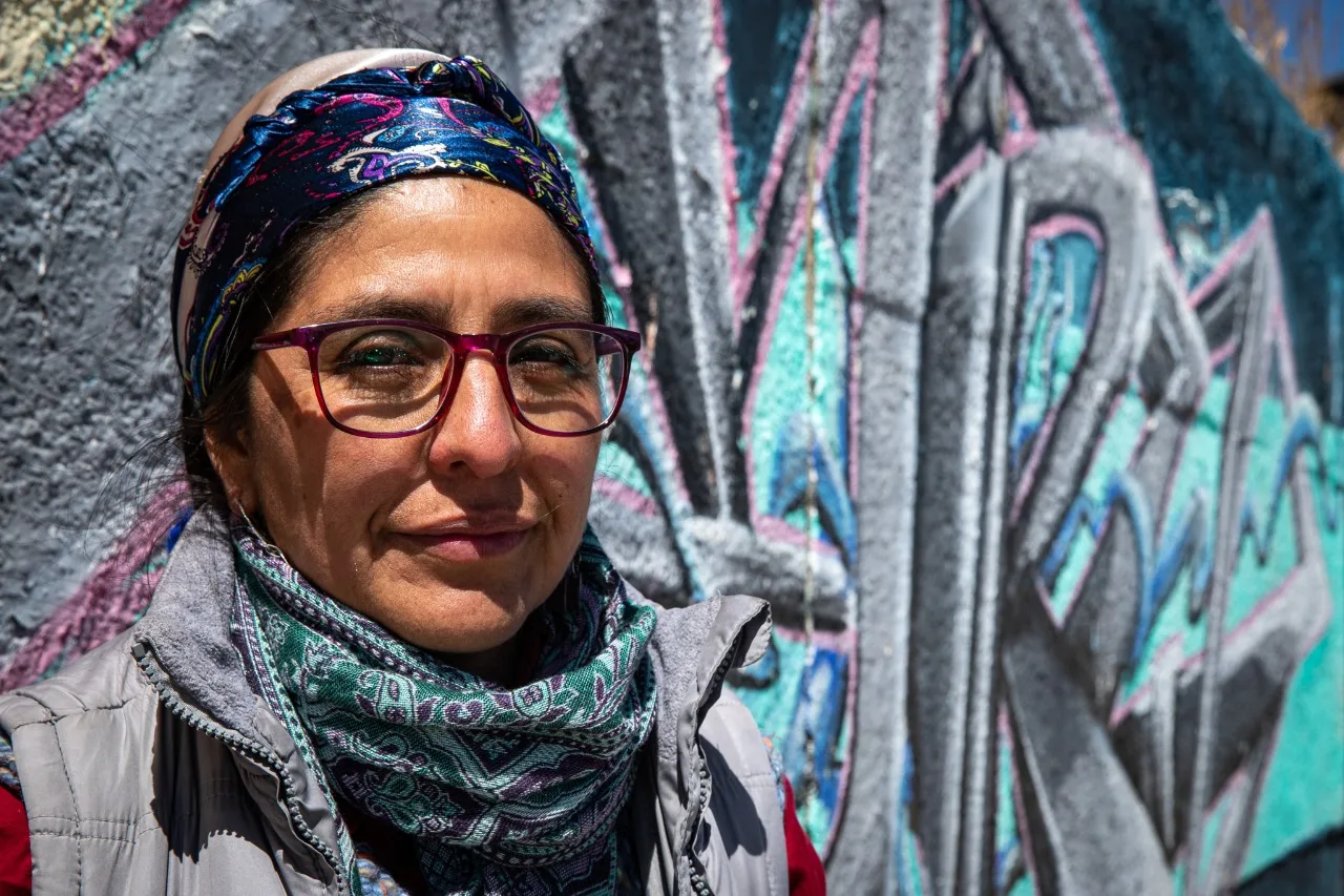 YPF perfora, la comunidad resiste: fracking en Mari Menuco | Ornitorrinco Créditos: Euge Neme. En la imagen, Lorena Cañuqueo