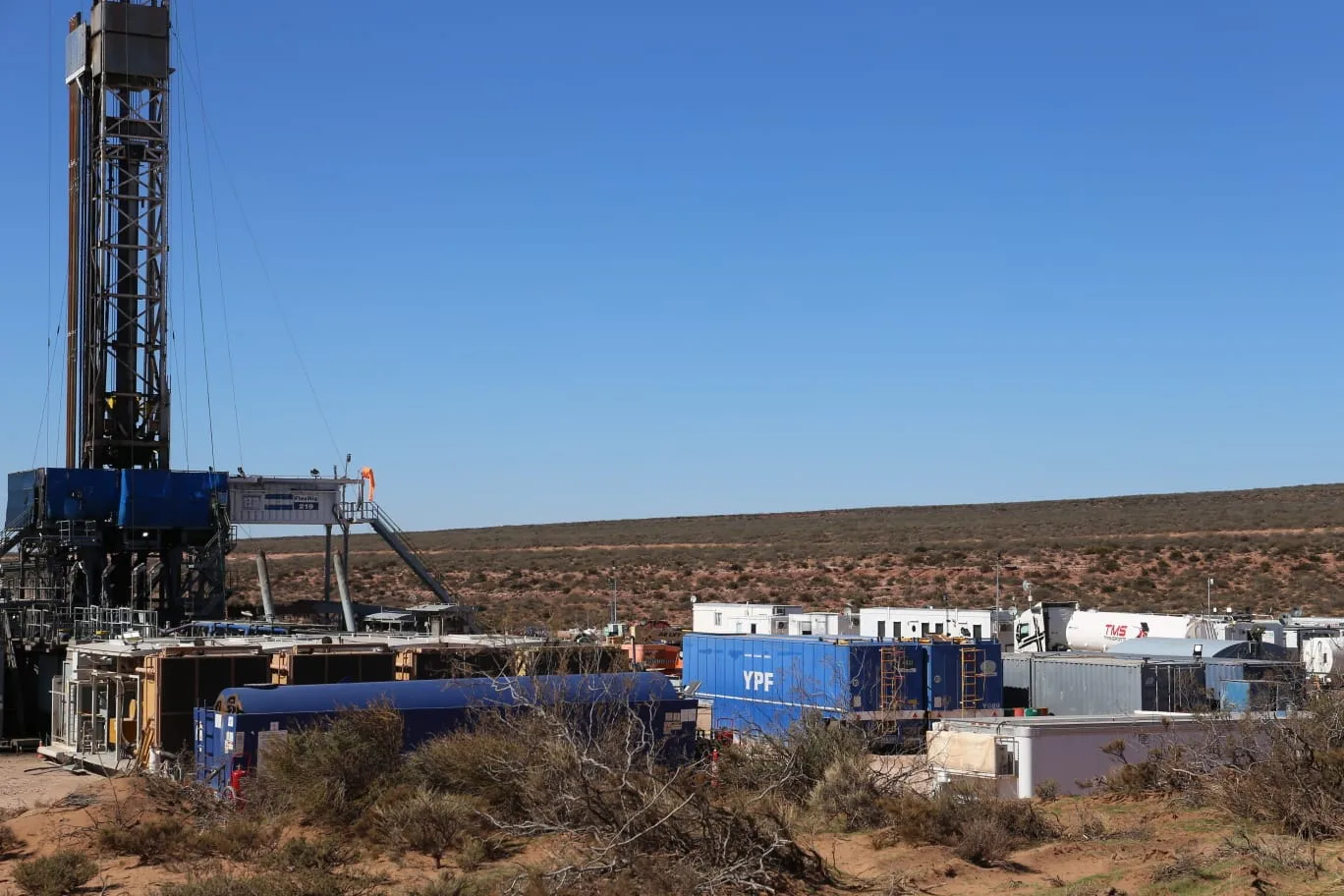 YPF perfora, la comunidad resiste: fracking en Mari Menuco | Ornitorrinco Créditos: Equipo de comunicación de la Zonal Xawvnko de la Confederación Mapuce de Neuquén.(Mari Menuco)