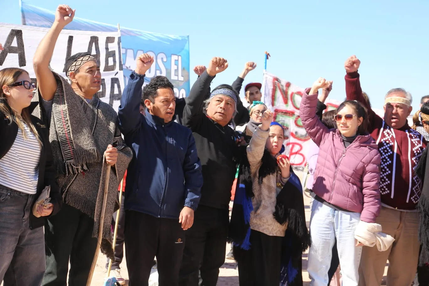 YPF perfora, la comunidad resiste: fracking en Mari Menuco | Ornitorrinco Créditos: Jorge Nawel (cuarto de la fila desde la izq), junto a otros activistas de la comunidad mapuche protestan por el avance del fracking en Mari Menuco. (Equipo de comunicación de la Zonal Xawvnko de la Confederación Mapuce de Neuquén)