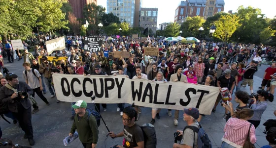 Juventud, precarización y el deseo cancelado | Ornitorrinco Los manifestantes de Occupy Wall Street abandonan Washington Square Park al inicio de su marcha del sábado hacia Zuccotti Park, la primera marcha planificada como parte de tres días de actividades para conmemorar el primer aniversario del movimiento. Occupy Wall Street cobró protagonismo el otoño pasado, galvanizando a miles de personas en todo el país para responder al llamado. Foto/John Makely para NBC News