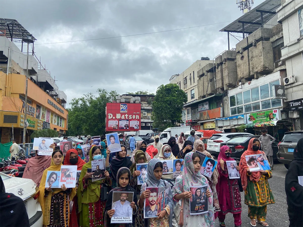 Mahrang Baloch: la voz rebelde del pueblo baluche | Ornitorrinco Desde 2005, más de 8.000 personas fueron víctimas de desapariciones forzadas en Baluchistán en el marco de la represión militar contra movimientos nacionalistas. Organismos de derechos humanos denuncian la existencia de fosas comunes y ejecuciones extrajudiciales. Fuente: Human Rights Watch; Amnesty International.