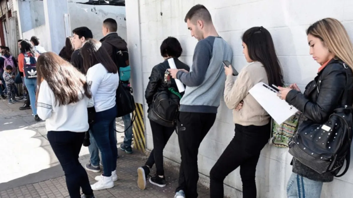 Juventud, precarización y el deseo cancelado | Ornitorrinco La tasa de desempleo en la juventud triplica a la tasa de desempleo en adultos. Según datos de la Encuesta Permanente de Hogares (EPH) del último trimestre de 2024, la tasa de desocupación de los jóvenes entre 14 y 29 años de edad fue de 13,1%, mientras que para los adultos entre 30 y 64 años fue de 4,5%.