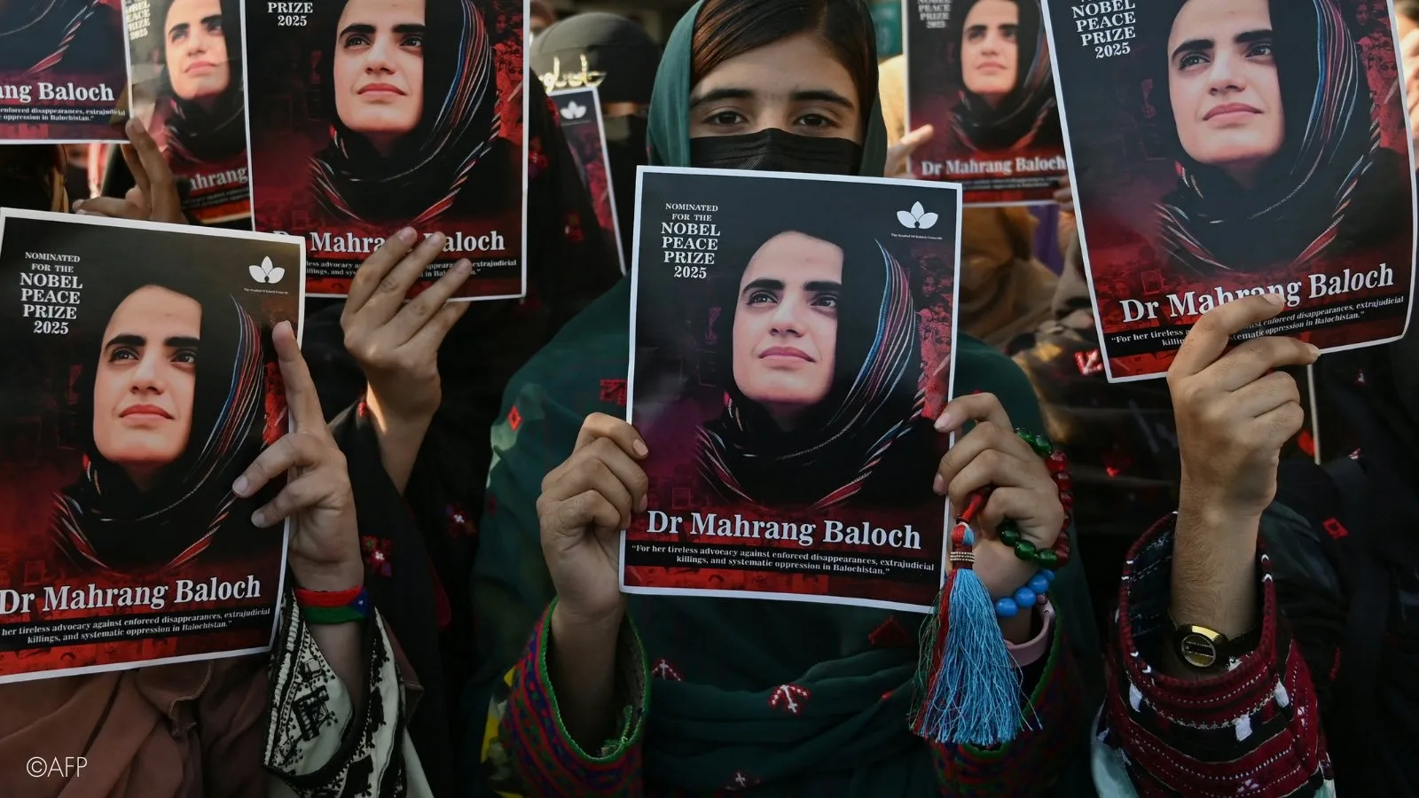 Mahrang Baloch: la voz rebelde del pueblo baluche | Ornitorrinco Baluchistán es una región dividida entre Pakistán, Irán y Afganistán, rica en gas natural y minerales, pero con una de las tasas de pobreza más altas del sur de Asia. En Pakistán representa el 43% del territorio pero apenas el 6% de la población y el 4% del PBI nacional. Fuente: World Bank; Pakistan Bureau of Statistics.