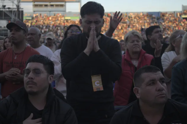 la fe mueve montanas y llena estadioss1 | La fe mueve montañas y llena estadios | Ornitorrinco