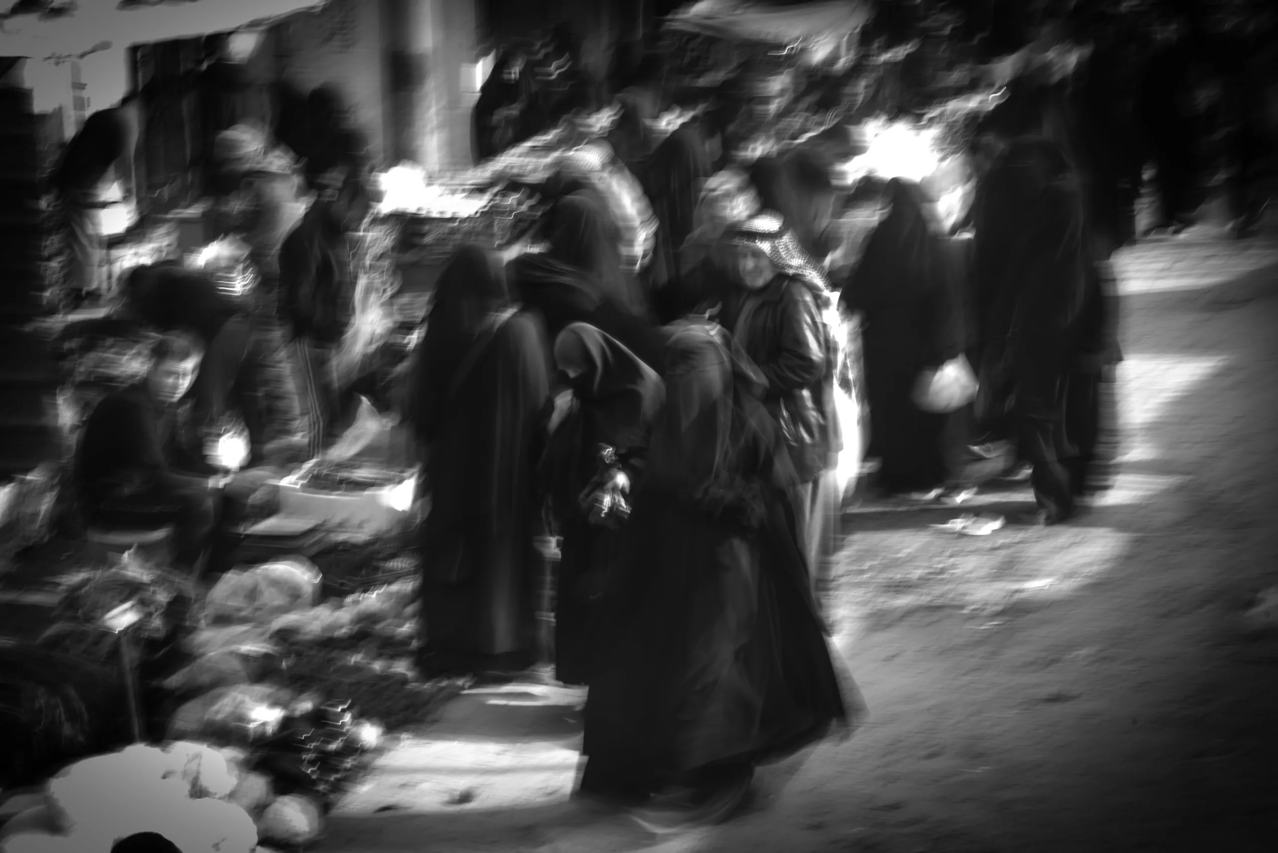 La sombra de ISIS todavía acecha al mundo | Ornitorrinco Un 90 por ciento de las personas que vive en Al Hol integró el ISIS, la organización terrorista que atemorizó al mundo hasta 2019, pero que todavía sobrevive y acecha. Foto/Mauricio Centurión.