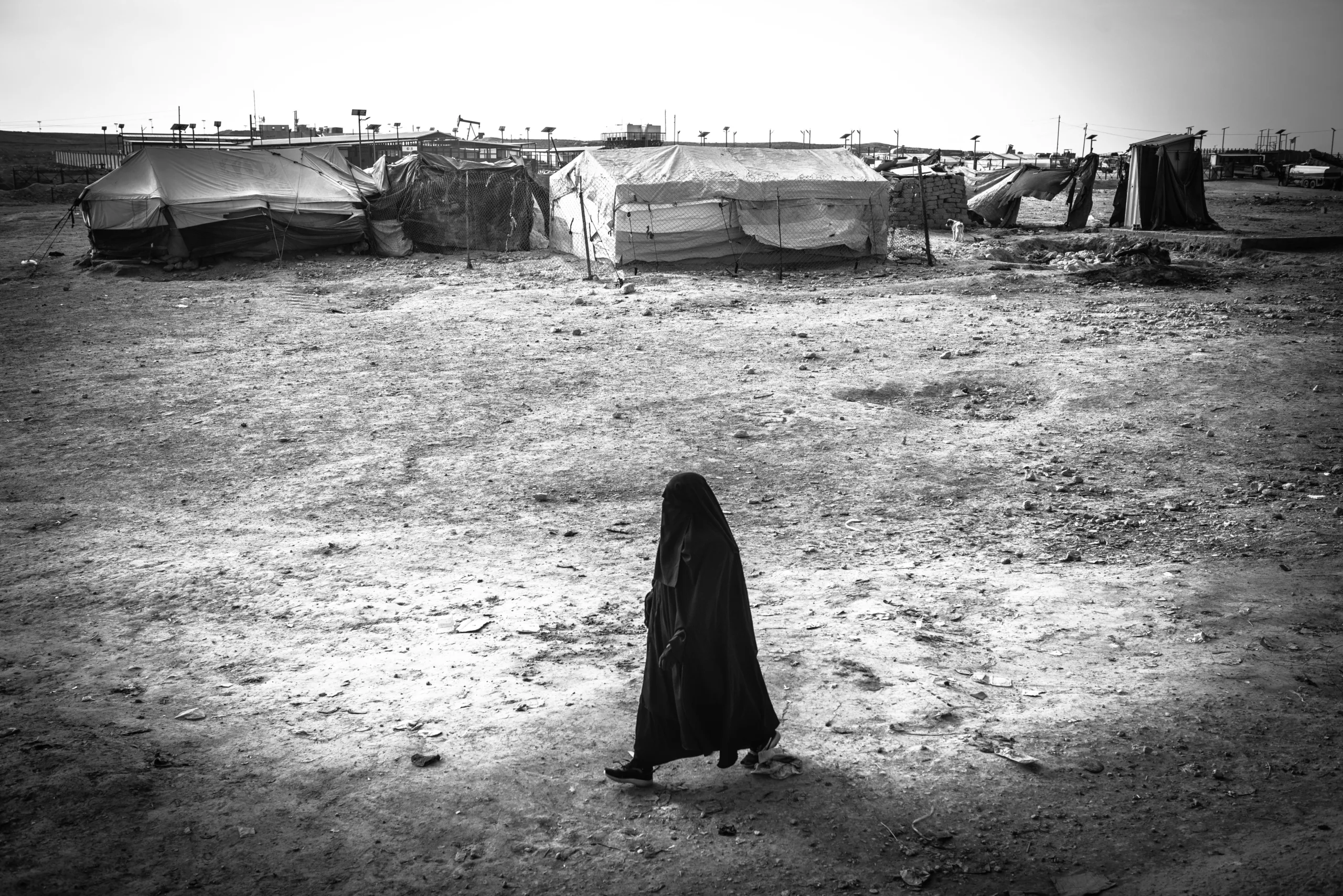 La sombra de ISIS todavía acecha al mundo | Ornitorrinco En una oficina de la administración de Al Hol, en el norte de Siria, hay un mapa del campamento. “18.470 personas son sirias, 27.459 iraquíes y en un lugar al que llaman Anexo viven 7916 mujeres y menores extranjeros de Europa, Asia y África vinculados al ISIS”, detalla de memoria uno de los responsables del campamento. Foto/Mauricio Centurión