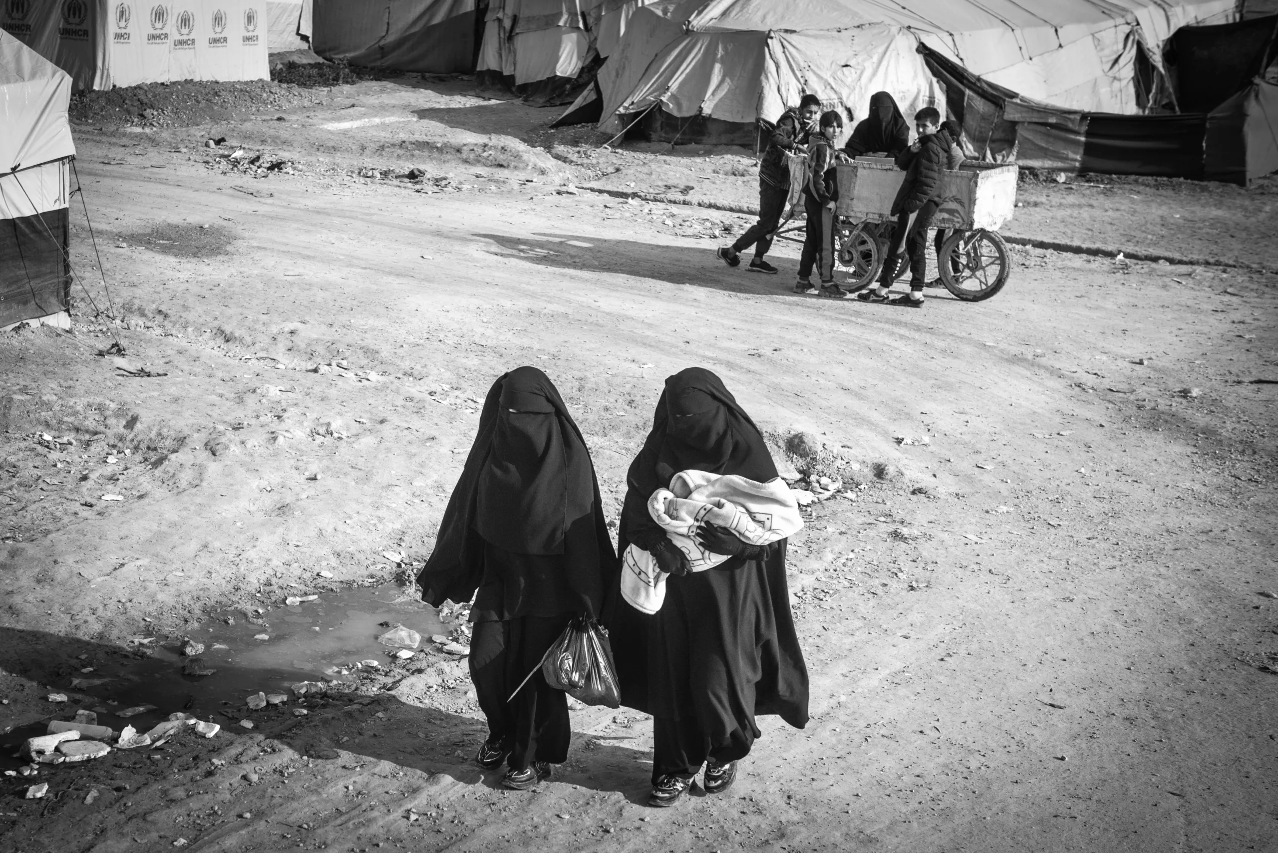 La sombra de ISIS todavía acecha al mundo | Ornitorrinco Atentados, tráfico de petróleo y drogas, inmolaciones, apedreamientos públicos, mutilaciones y decapitaciones a quien no piense como ellos o no siga sus reglas, son algunas de las palabras que evoca el recuerdo de ISIS. Foto/Mauricio Centurión.