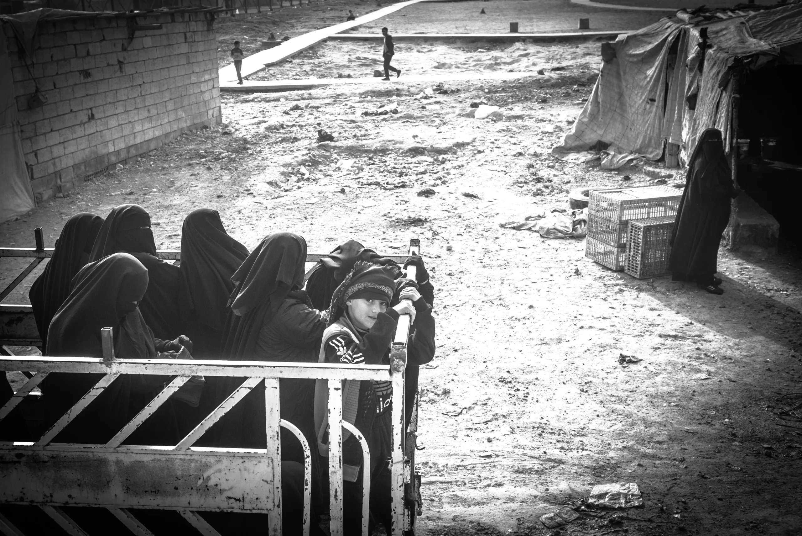 La sombra de ISIS todavía acecha al mundo | Ornitorrinco Cuando el último bastión del ISIS cayó en la ciudad de Bahouz y el proyecto de islamizar el mundo fracasó, las y los kurdos victoriosos en esa batalla se encontraron con un problema mayor: ¿qué hacer con casi 50.000 personas que pertenecen al Estado Islámico? Los principales líderes y responsables fueron recluidos en una escuela reacondicionada como cárcel y el resto a un campo de refugiados que se detonó con su llegada. Foto/Mauricio Centurión.