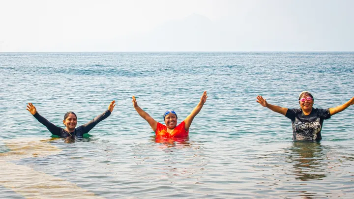 Cada vez que Shelly entra al lago para dar una clase, los volcanes le recuerdan que incluso lo más imponente puede reflejarse con serenidad en el agua, que la tensión y la calma pueden coexistir. Foto/Agencia Ocote