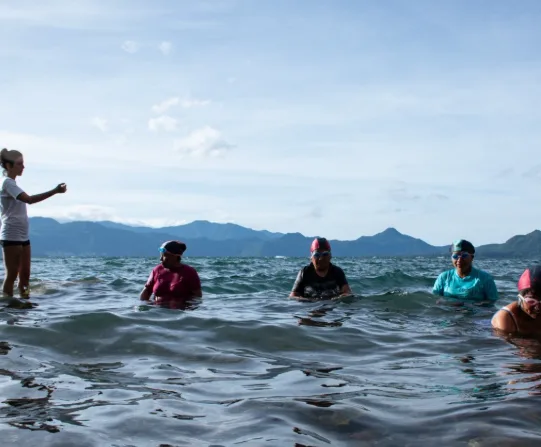 Santa Cruz La Laguna es uno de esos lugares donde la geografía marca el destino. No hay carretera que conecte con otros pueblos, solo lanchas. Foto/Agencia Ocote