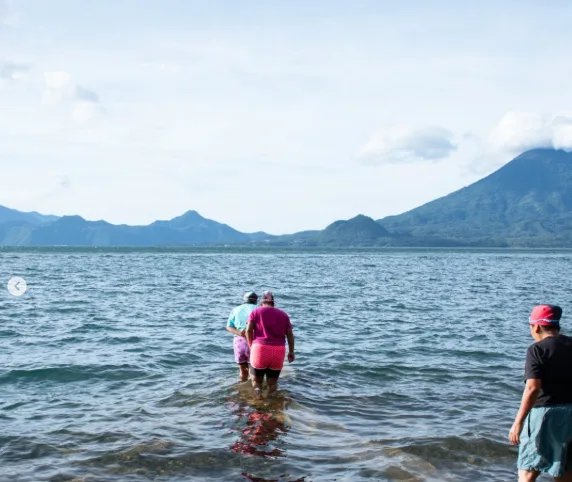 El lago Atitlán, ese gigante de agua que alguna vez fue el cráter de un volcán, se había convertido en un privilegio masculino. Foto/Agencia Ocote