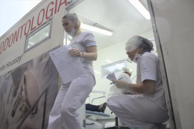 Ensename los dientes la UBA entrego 180 protesis gratuitas durante el paro a la japonesa | Enséñame los dientes: la UBA entregó 180 prótesis gratuitas durante el "paro a la japonesa" | Ornitorrinco