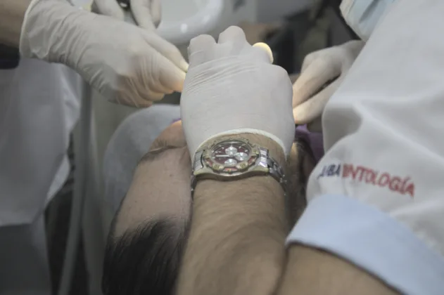 Ensename los dientes la UBA entrego 180 protesis gratuitas durante el paro a la japonesa11 | Enséñame los dientes: la UBA entregó 180 prótesis gratuitas durante el "paro a la japonesa" | Ornitorrinco