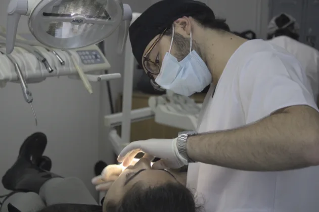 Ensename los dientes la UBA entrego 180 protesis gratuitas durante el paro a la japonesa3 | Enséñame los dientes: la UBA entregó 180 prótesis gratuitas durante el "paro a la japonesa" | Ornitorrinco