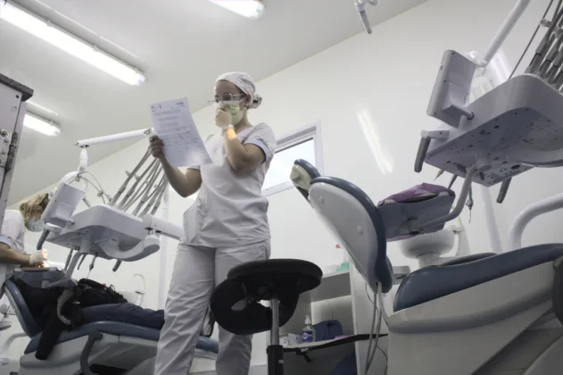 Ensename los dientes la UBA entrego 180 protesis gratuitas durante el paro a la japonesa8 | Enséñame los dientes: la UBA entregó 180 prótesis gratuitas durante el "paro a la japonesa" | Ornitorrinco