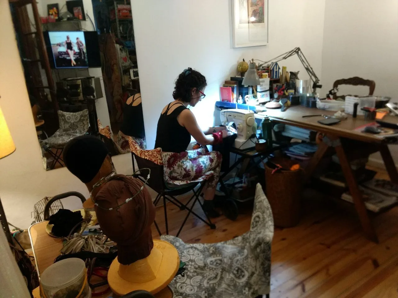 Un living funciona como taller de cyber textiles