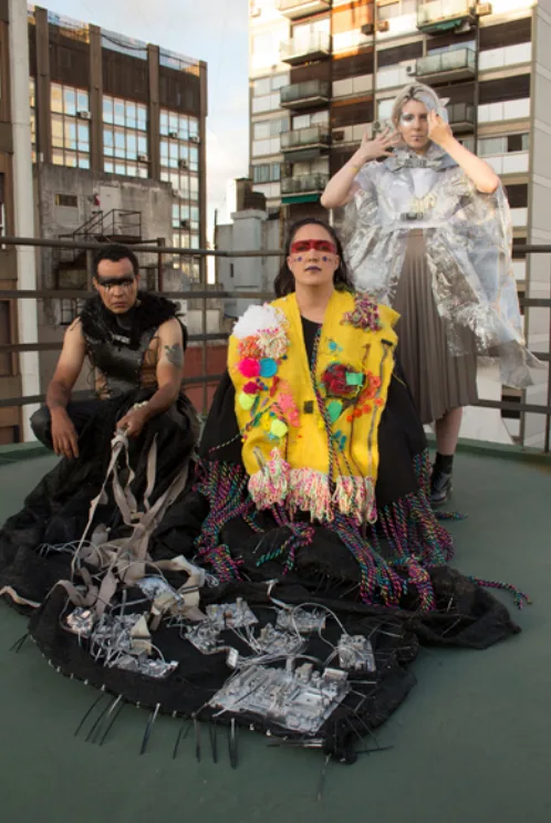 Sol Verniers (centro) con cyber textiles.