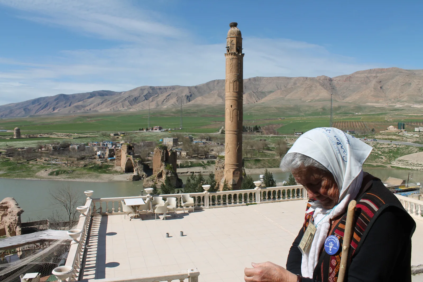 Nora Cortiñas, en Kurdistán, con el pañuelo blanco y el pin de Madres de Plaza de Mayo, símbolos de la lucha por los 30 mil desaparecidos durante la última dictadura argentina (1976-1983). Foto/Nicolás Valentini.