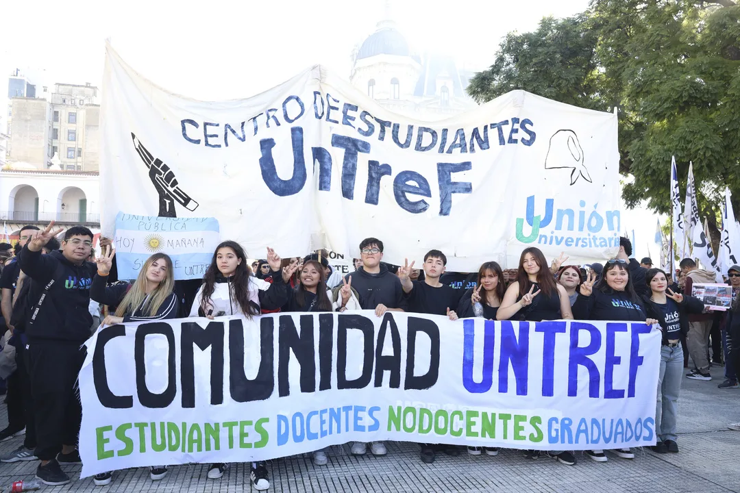 La columna de estudiantes y docentes de la Untref (Universidad de Tres de Febrero) llega a la Plaza de Mayo para marchar en defensa de la universidad pública. Foto/Shannon Lynn Prickett