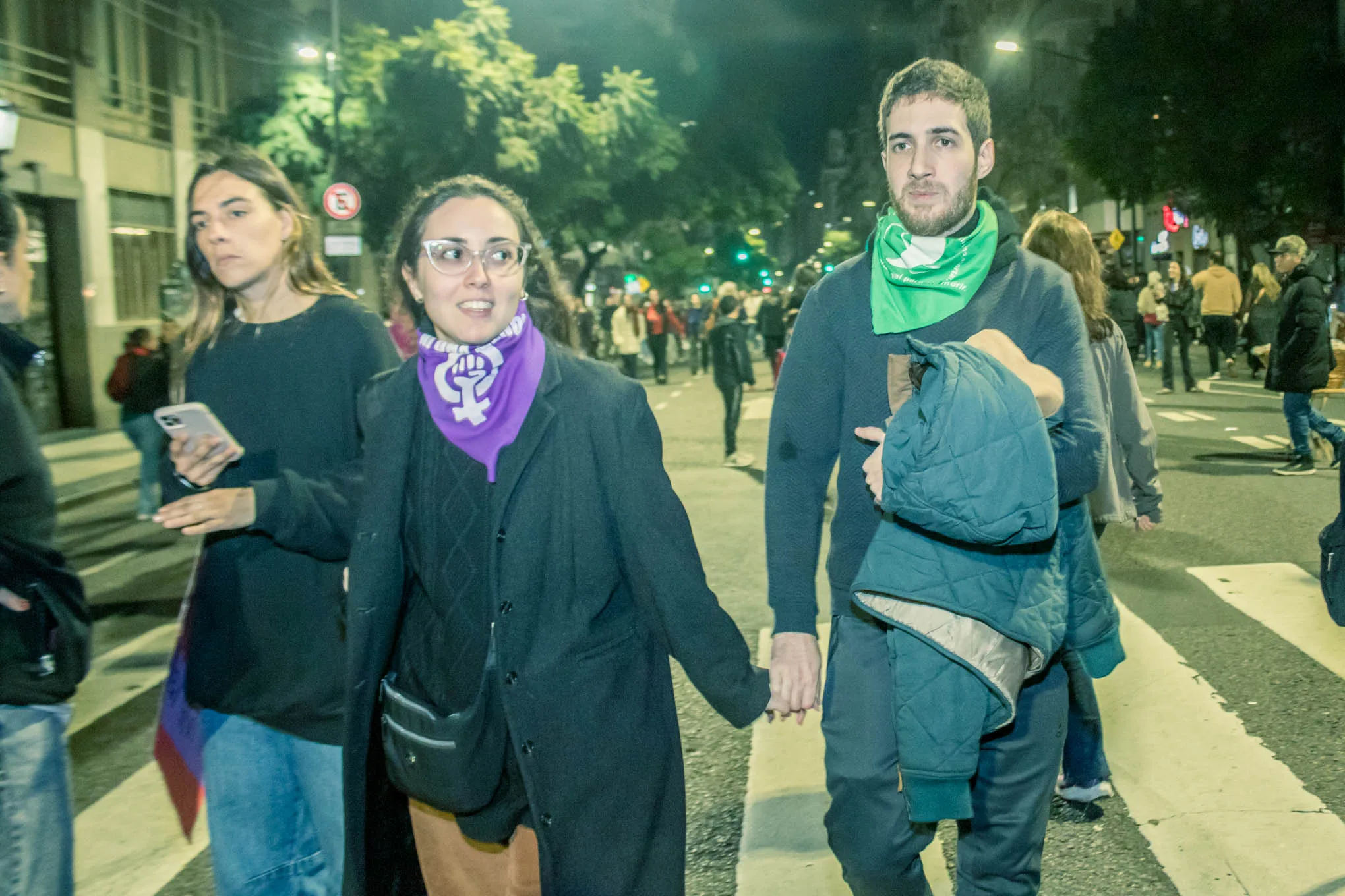 Eran varones en la marcha del 3 de junio, hablando con franqueza, con referencias concretas, con algo que parecía genuino. Foto/Juan Noy