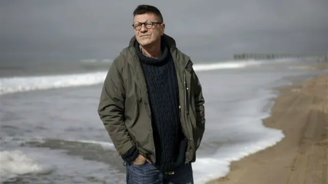 Guillermo Saccomanno: "Si estuviéramos satisfechos con la realidad no escribiríamos”. | Ornitorrinco Foto: Guillermo Saccomanno en Villa Gesell. archivo de La Capital