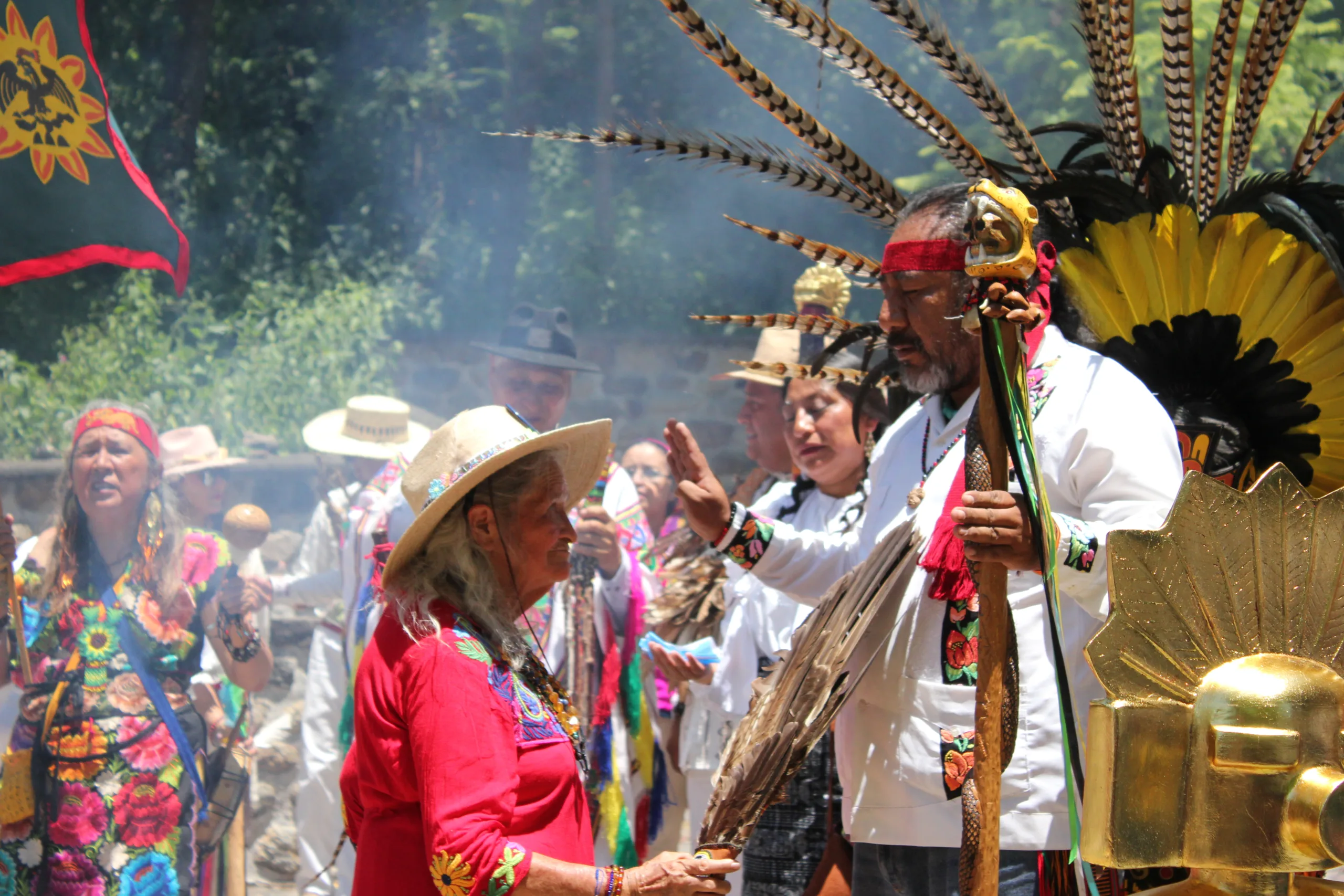 Ceremonia espiritual de apertura en Xochicalco | Ornitorrinco A los pies de las pirámides de Xochicalco, representantes de pueblos originarios de distintos puntos de América y África reunidos por la Organización de Naciones Originarias realizaron una ceremonia dedicada a la tierra y a las fuerzas de la naturaleza. Foto/Camila Mitre