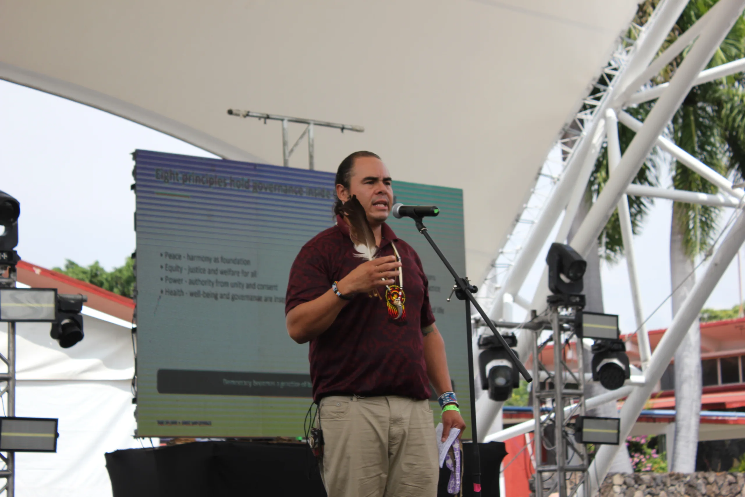 Adam Shield of the Feather pertenece a los pueblos Oneida y Washoe de Estados Unidos. Foto/Camila Mitre