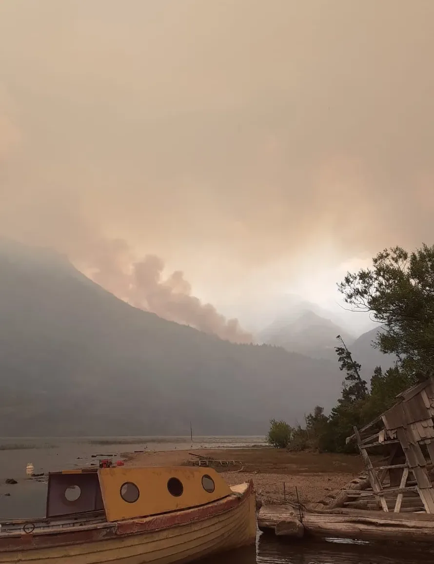 A solo 40 kilómetros del Bolsón, Epuyén, un pueblo de aproximadamente 3 mil habitantes, sufrió dos incendios consecutivos. Foto/Carolina Fernández Ares