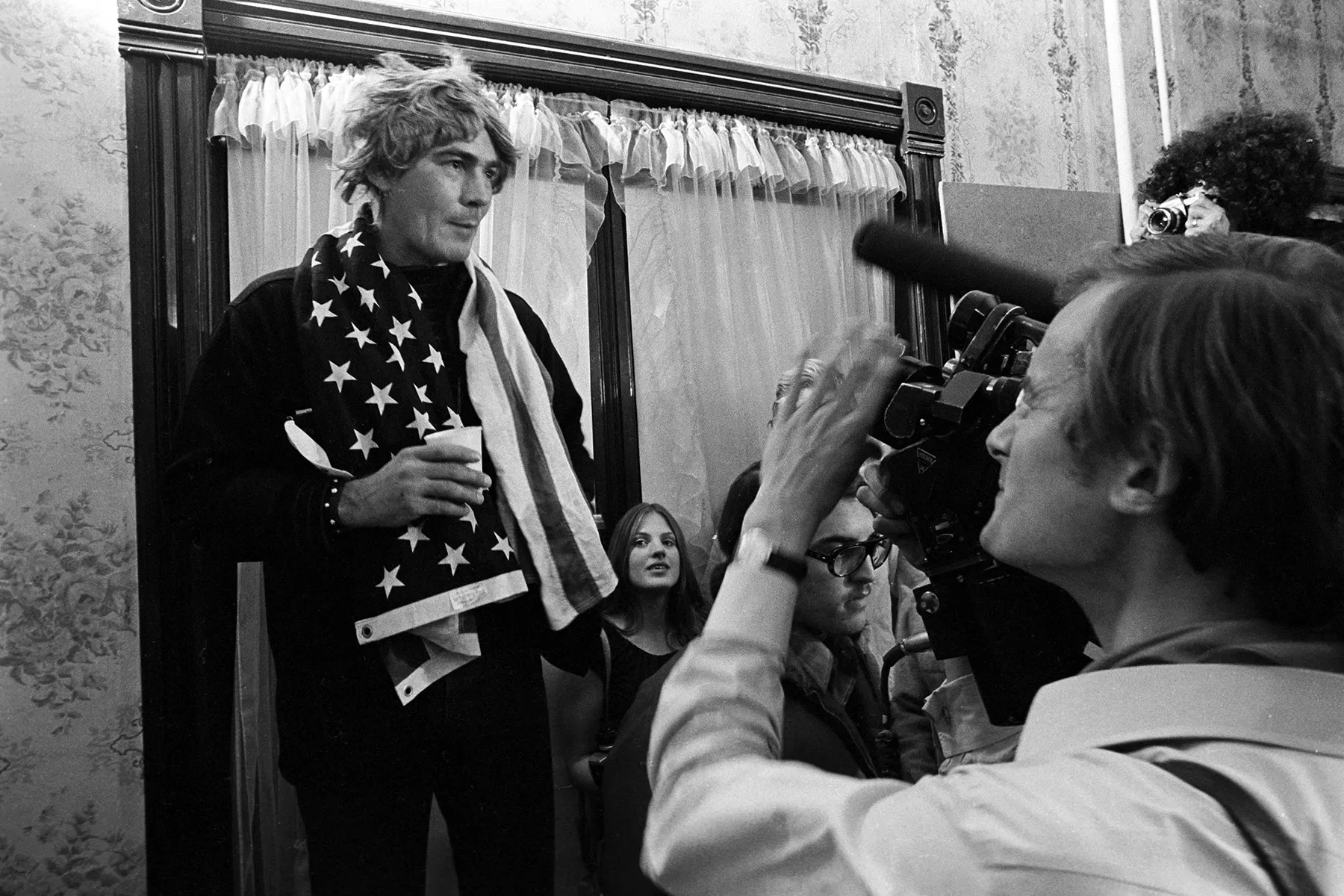Hunter S. Thompson: política lisérgica y Freak Power para conquistar el Sueño Americano | Ornitorrinco Después de insistir durante una década en el periodismo, HST había despegado hacia los cielos del reconocimiento en 1966 con Ángeles del Infierno: Una extraña y terrible saga, un libro de non fiction en donde contaba las historias más espeluznantes y reales de los motoqueros que aterrorizaban la costa este del país, después de pasar un año con ellos y terminar molido a golpes por los propios Ángeles.